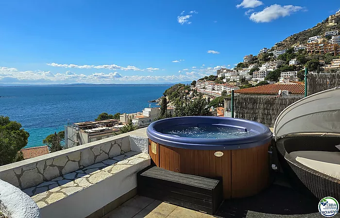 ¡Gran ático con magníficas vistas al mar de la Bahía de Roses!