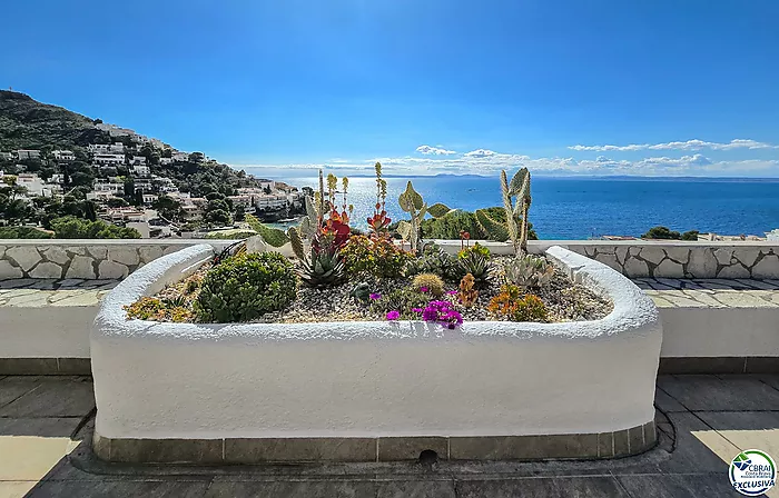 ¡Gran ático con magníficas vistas al mar de la Bahía de Roses!