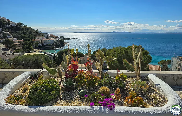 ¡Gran ático con magníficas vistas al mar de la Bahía de Roses!