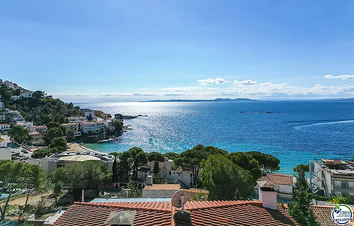 ¡Gran ático con magníficas vistas al mar de la Bahía de Roses!