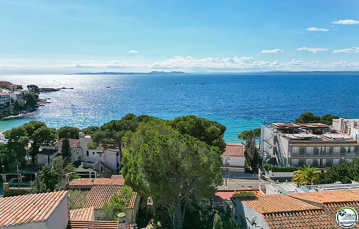 ¡Gran ático con magníficas vistas al mar de la Bahía de Roses!