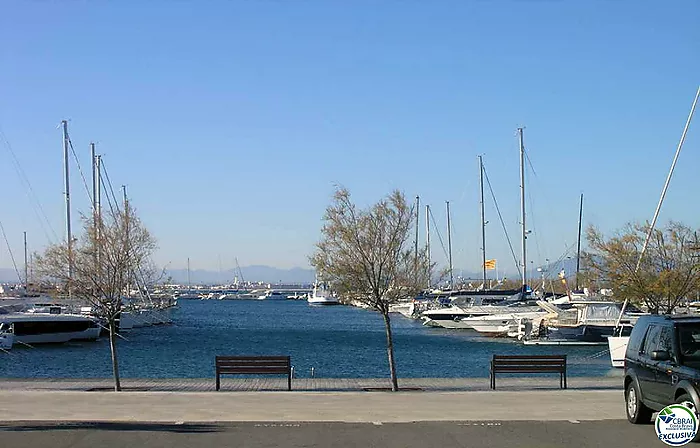 ¡Gran ático con magníficas vistas al mar de la Bahía de Roses!