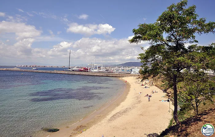 ¡Gran ático con magníficas vistas al mar de la Bahía de Roses!