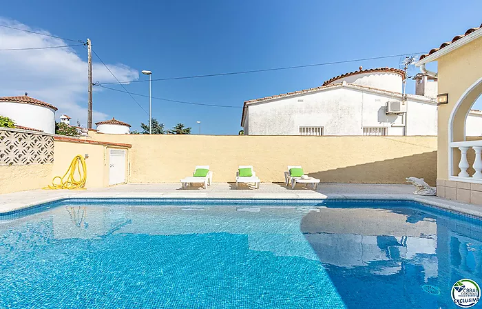 Bonita casa  con piscina en Empuriabrava