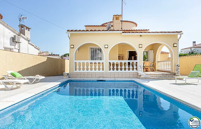 Bonita casa  con piscina en Empuriabrava