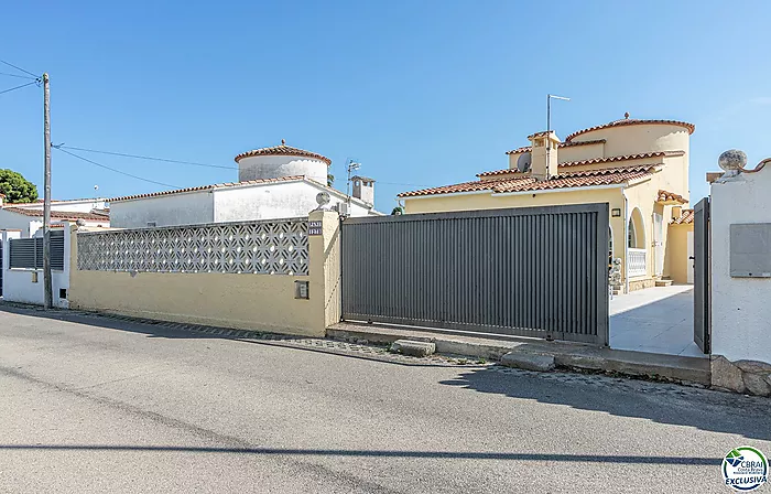 Bonita casa  con piscina en Empuriabrava