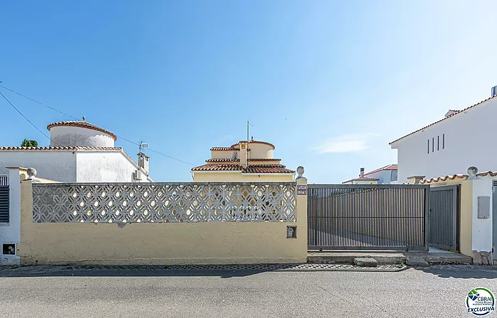 Bonita casa  con piscina en Empuriabrava