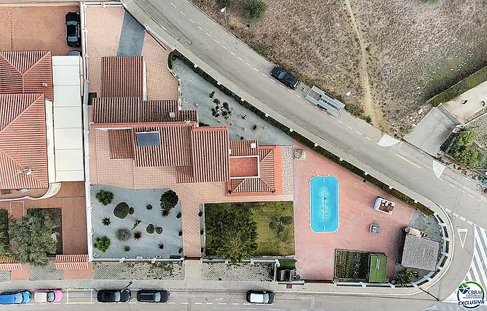 ¡Propiedad de ensueño en Mas Matas, Roses: Casa independiente con amplio terreno y piscina privada!