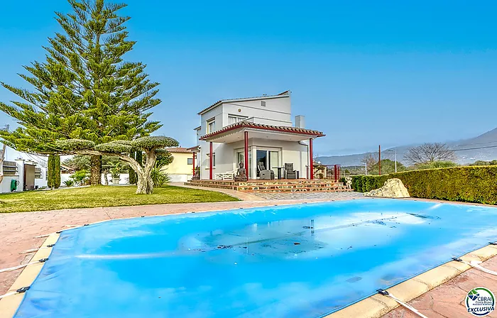 ¡Propiedad de ensueño en Mas Matas, Roses: Casa independiente con amplio terreno y piscina privada!