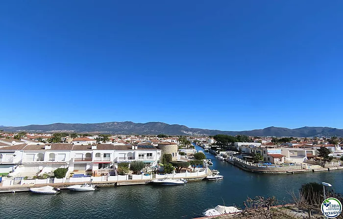 Bonito apartamento grande  cerca de la playa en venda y con vistas al canal