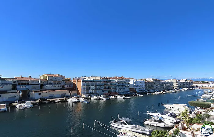 Bonito apartamento grande  cerca de la playa en venda y con vistas al canal