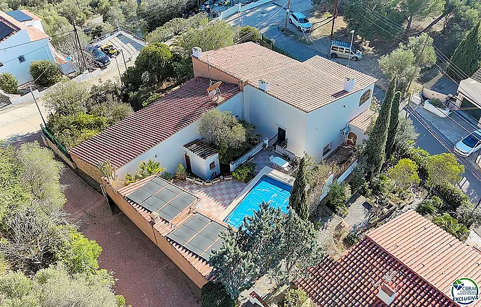 Casa independiente con piscina privada y vistas al mar