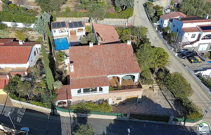 Belle maison indépendante avec piscine privée, grand garage et belles vues