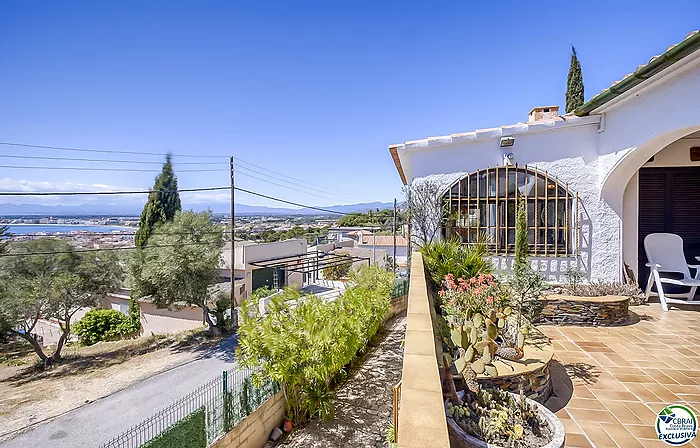 Belle maison indépendante avec piscine privée, grand garage et belles vues