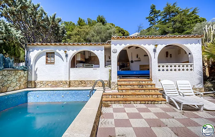 Belle maison indépendante avec piscine privée, grand garage et belles vues