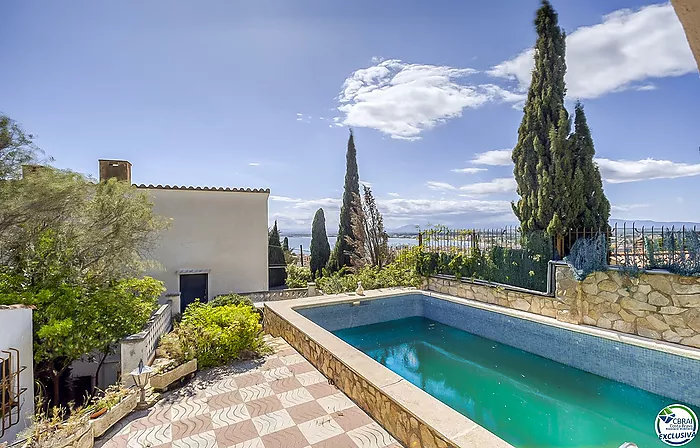 Belle maison indépendante avec piscine privée, grand garage et belles vues