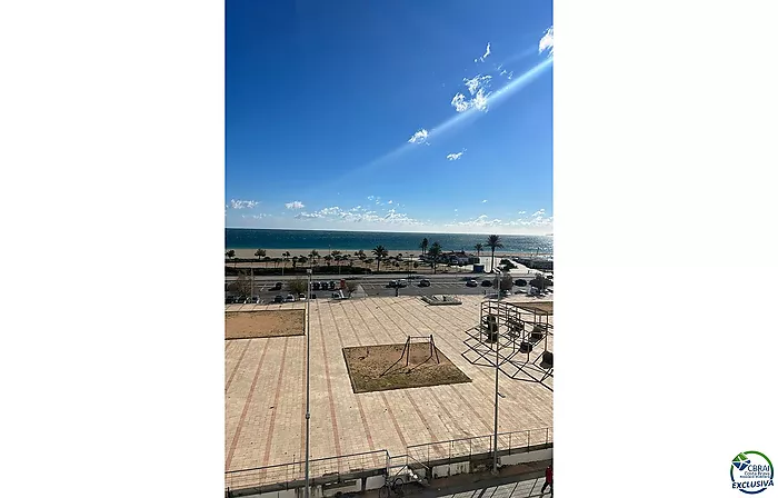 Bel appartement de vacances moderne à Empuriabrava avec vue sur la mer à vendre.