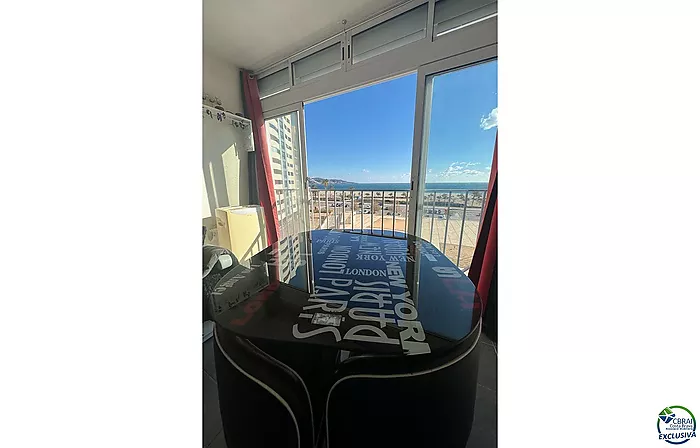 Bel appartement de vacances moderne à Empuriabrava avec vue sur la mer à vendre.