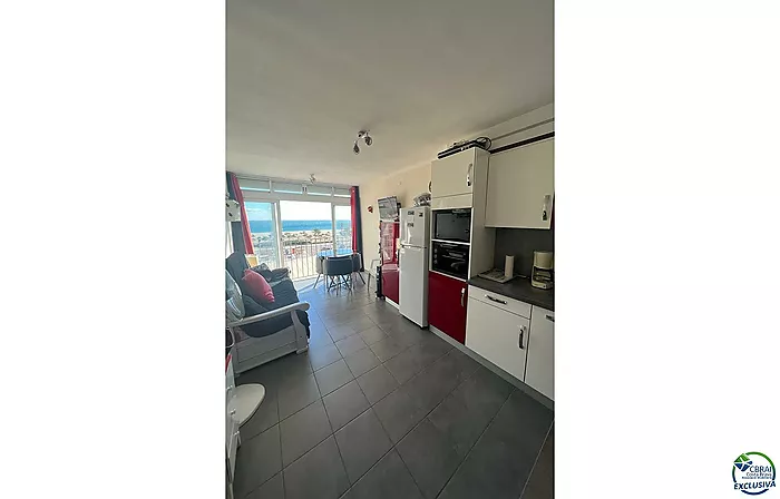 Bel appartement de vacances moderne à Empuriabrava avec vue sur la mer à vendre.