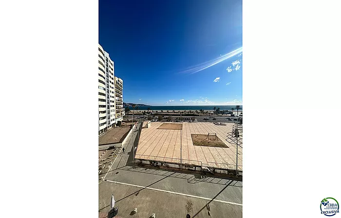 Bel appartement de vacances moderne à Empuriabrava avec vue sur la mer à vendre.