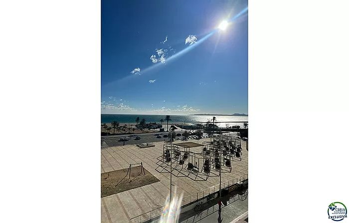 Precioso y moderno apartamento vacacional en Empuriabrava con vistas al mar en venta.