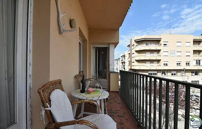 Apartamento de 92 m2 y 8 m2 de terraza, situado en el centro de Roses.