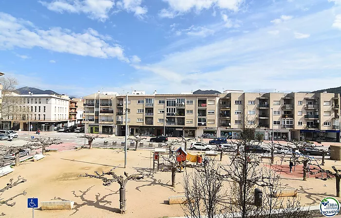 Apartamento de 92 m2 y 8 m2 de terraza, situado en el centro de Roses.