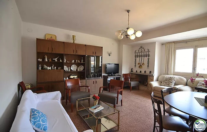 Apartamento de 92 m2 y 8 m2 de terraza, situado en el centro de Roses.