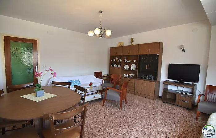 Apartamento de 92 m2 y 8 m2 de terraza, situado en el centro de Roses.