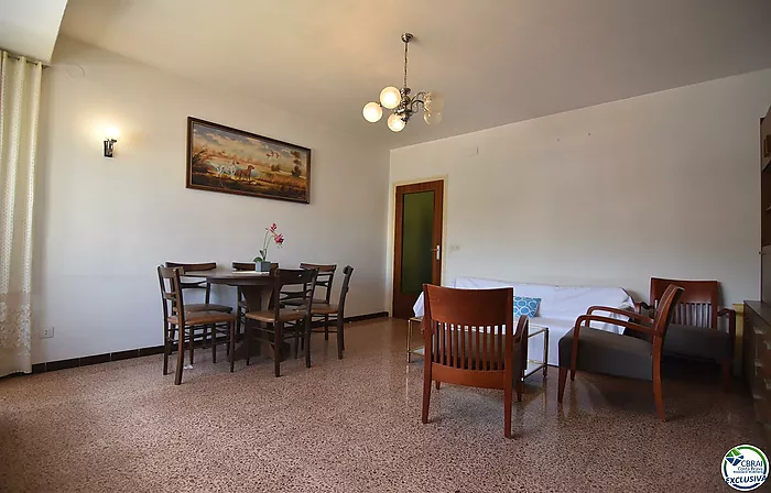 Apartamento de 92 m2 y 8 m2 de terraza, situado en el centro de Roses.