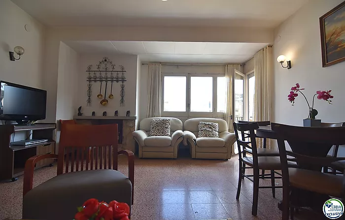 Apartamento de 92 m2 y 8 m2 de terraza, situado en el centro de Roses.