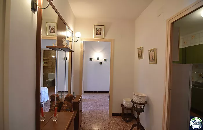 Apartamento de 92 m2 y 8 m2 de terraza, situado en el centro de Roses.