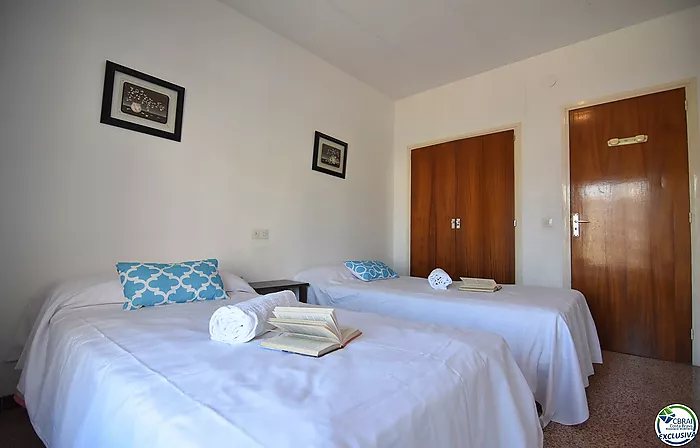 Apartamento de 92 m2 y 8 m2 de terraza, situado en el centro de Roses.