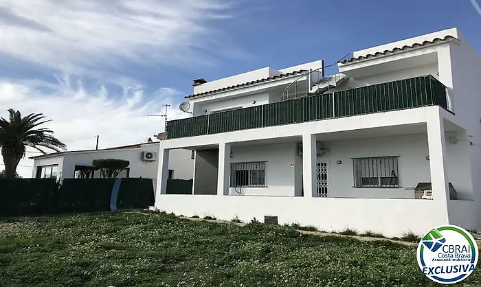 Encantadora Casa Renovada en Urbanización Tranquila de Roses