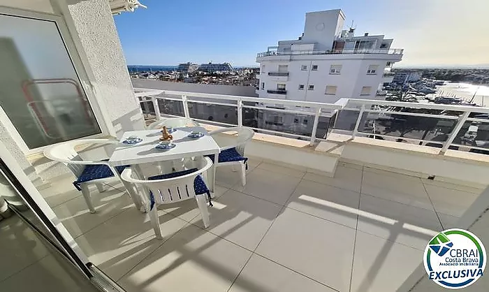 Apartamento con 2 hab., vista al mar y doble garaje