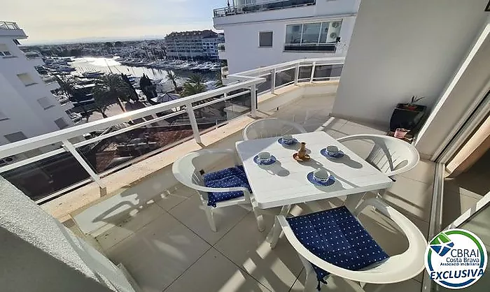 Apartamento con 2 hab., vista al mar y doble garaje