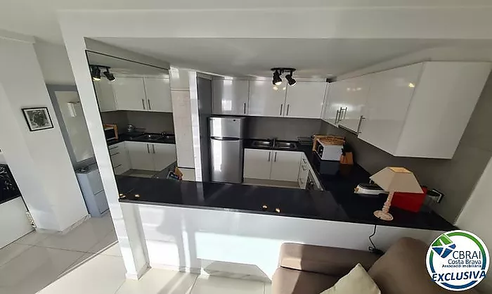 Apartamento con 2 hab., vista al mar y doble garaje