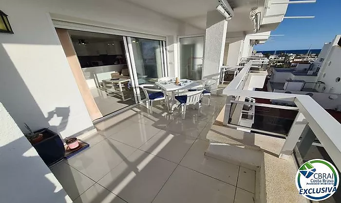 Apartamento con 2 hab., vista al mar y doble garaje