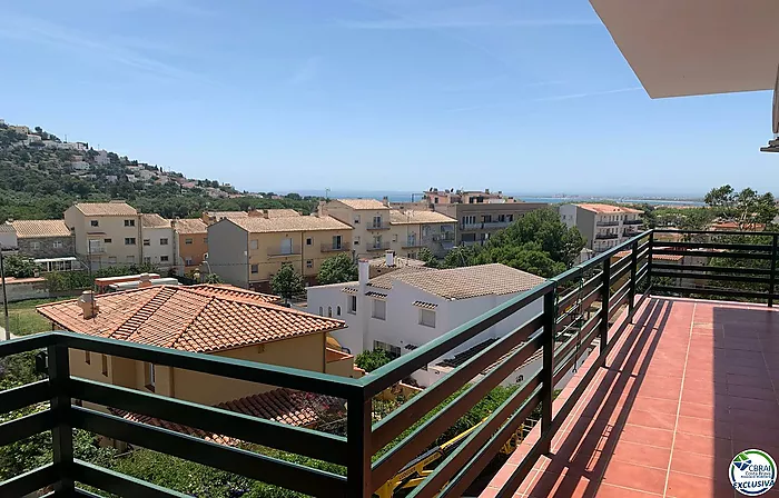 Precioso apartamento con vistas al mar en Mas Oliva de Roses