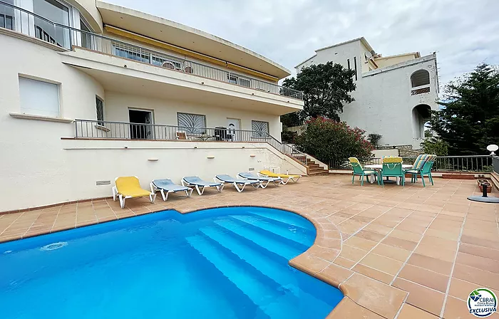 Grande maison avec vue sur la mer, piscine, et licence touristique