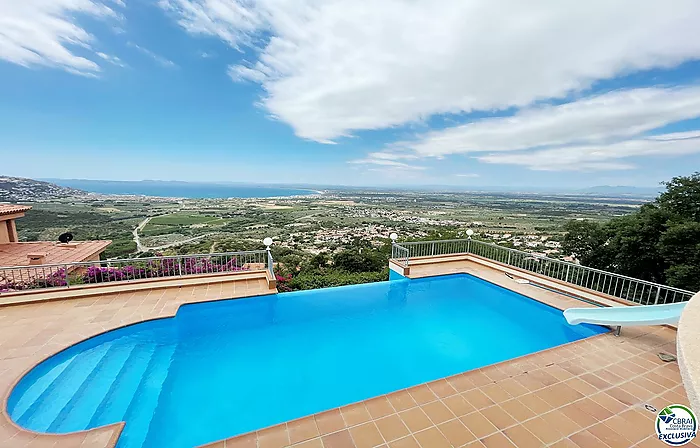 Gran casa con vistas al mar, piscina y licencia turística