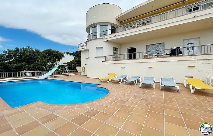 Gran casa con vistas al mar, piscina y licencia turística