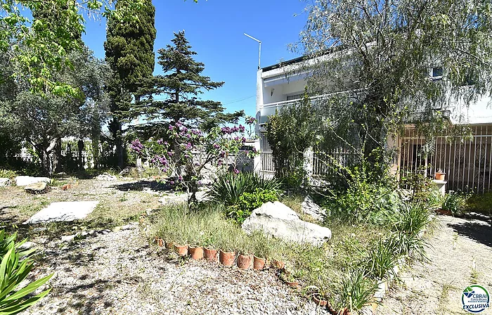 Opportunité de rénover un appartement à Santa Margarita, Roses, avec un grand jardin privé de 207 m².