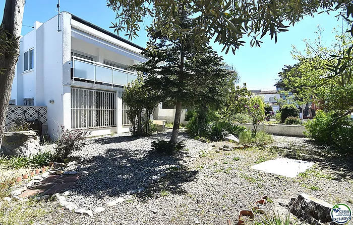 Opportunité de rénover un appartement à Santa Margarita, Roses, avec un grand jardin privé de 207 m².