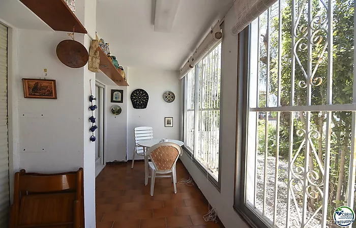 Opportunité de rénover un appartement à Santa Margarita, Roses, avec un grand jardin privé de 207 m².