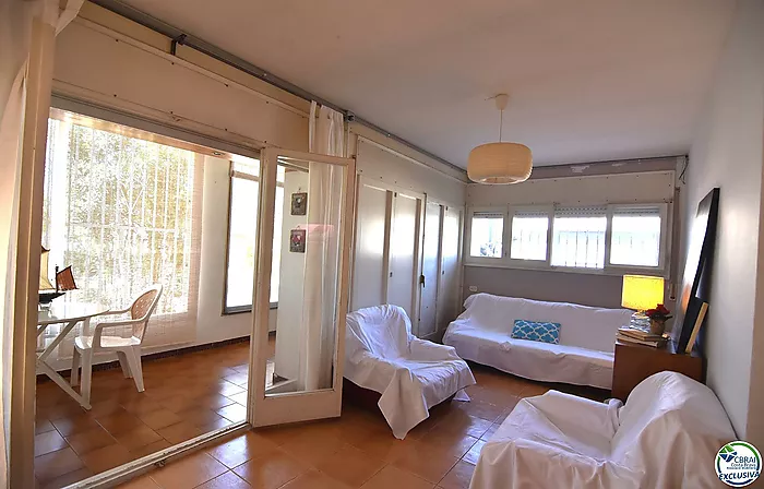 Opportunité de rénover un appartement à Santa Margarita, Roses, avec un grand jardin privé de 207 m².