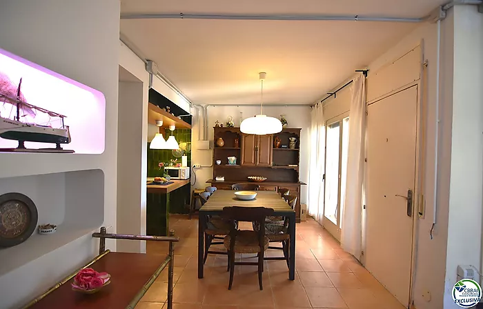 Opportunité de rénover un appartement à Santa Margarita, Roses, avec un grand jardin privé de 207 m².