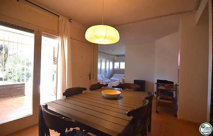 Opportunité de rénover un appartement à Santa Margarita, Roses, avec un grand jardin privé de 207 m².