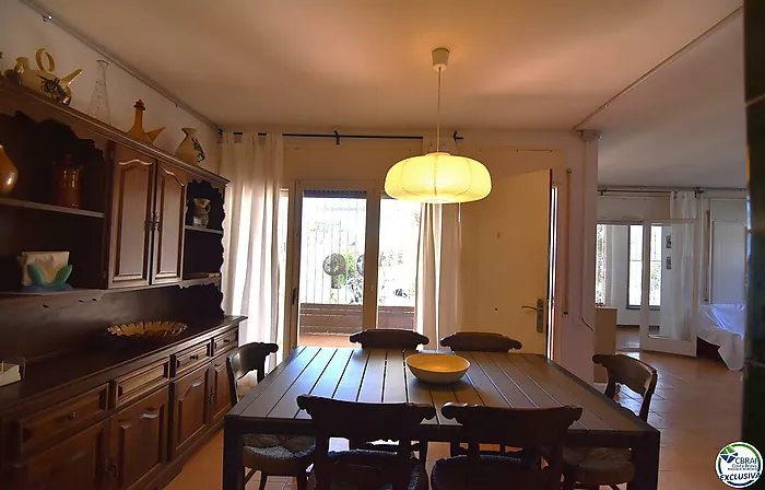 Opportunité de rénover un appartement à Santa Margarita, Roses, avec un grand jardin privé de 207 m².