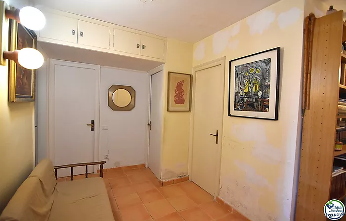 Opportunité de rénover un appartement à Santa Margarita, Roses, avec un grand jardin privé de 207 m².